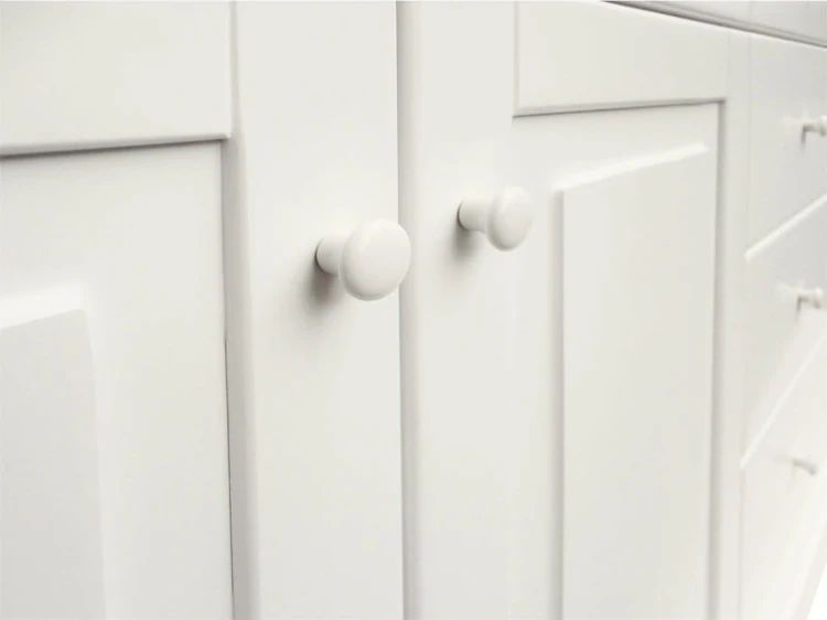 komoda drewniana KDM-15a, drewno modrzew, wykończenie kolor biały kryty, blat dąb lity naturalny, front prosty, cokół prosty dołem, uchwyty Siro porcelana biała fi 25mm