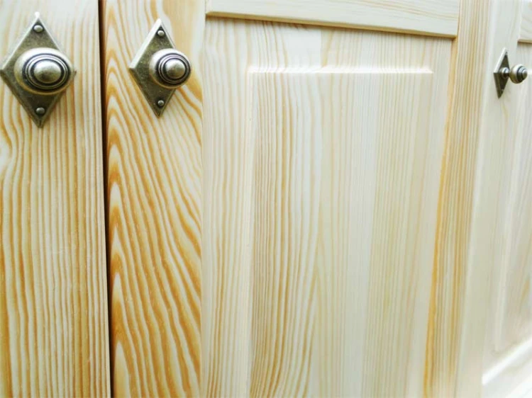 kredens drewniany KRM3,drewno lite sosna lakierowana,front komoda - prosty