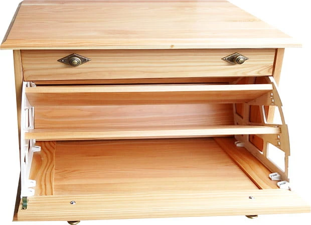 Szafka na buty drewniana SBM-1b, drewno modrzew, lakier bezbarwny naturalny, uchwyt - A013 z szyldem st. złoto, w.dolny - stopka, otwarta