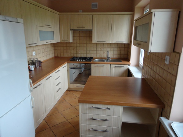 Kuchnia drewniana w jasnych kolorach